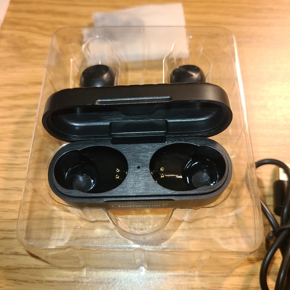 Bluetooth/Wireless Earbuds by HOMESMART - Picture 2 of 6